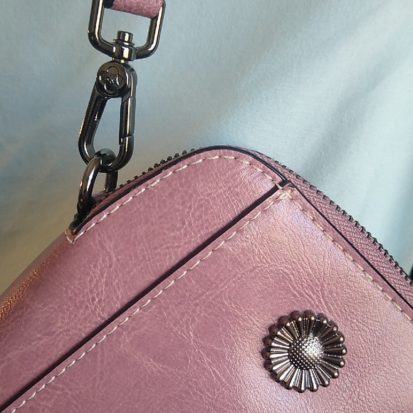 Elegant Pink Leather Crossbody Bag - Picture 15 of 16